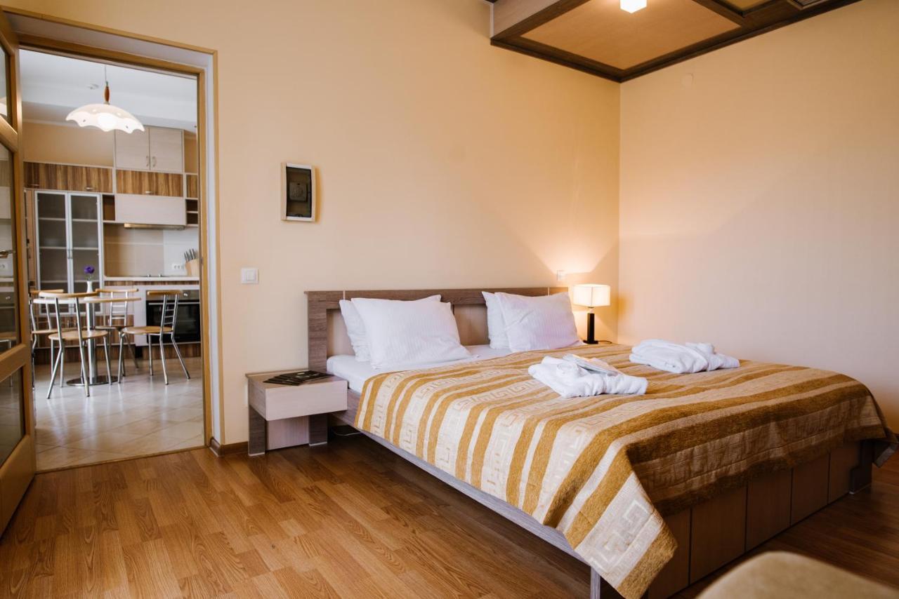 Apart-Hotel Chale Graal Truskavets Bagian luar foto