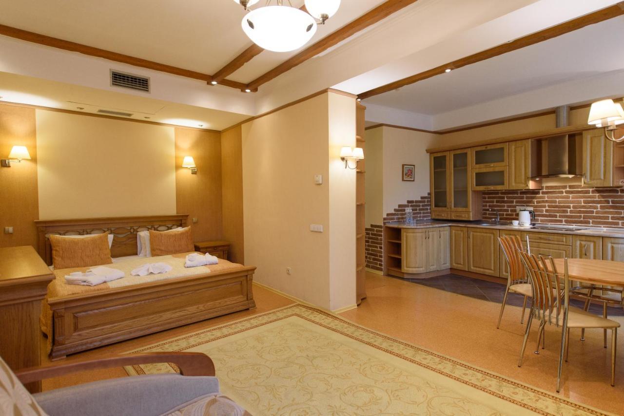 Apart-Hotel Chale Graal Truskavets Bagian luar foto