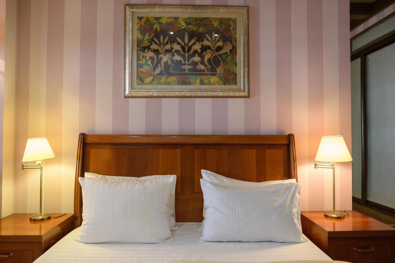 Apart-Hotel Chale Graal Truskavets Bagian luar foto