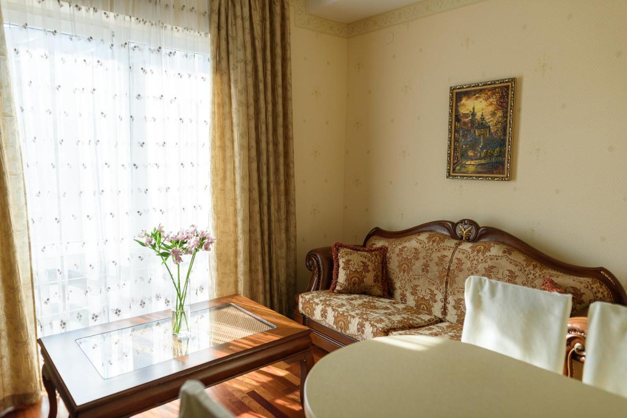 Apart-Hotel Chale Graal Truskavets Bagian luar foto